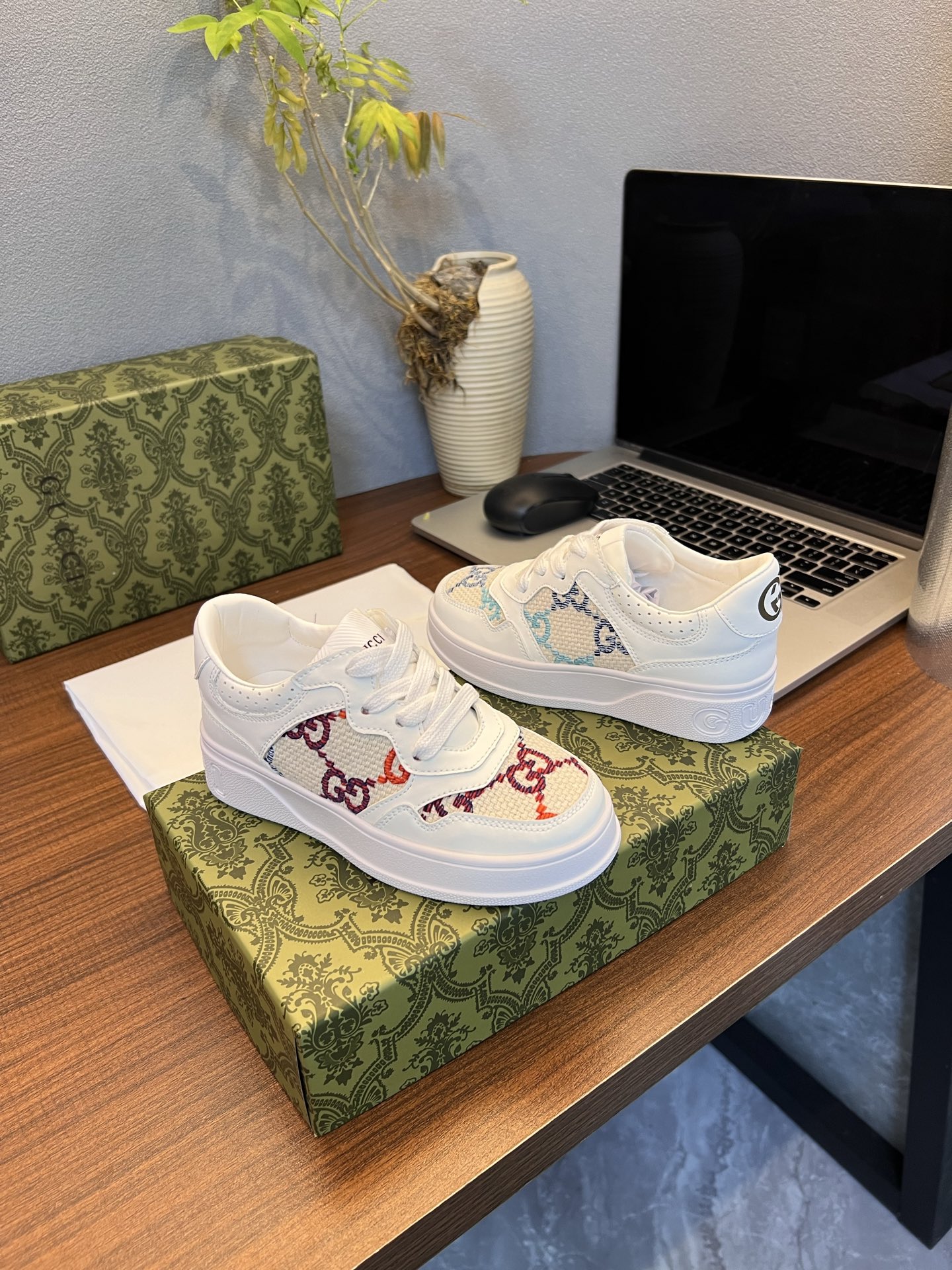 Children's shoes child